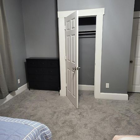 Guest Room With Two Double Beds In Columbus Oh, Airport Location Kültér fotó