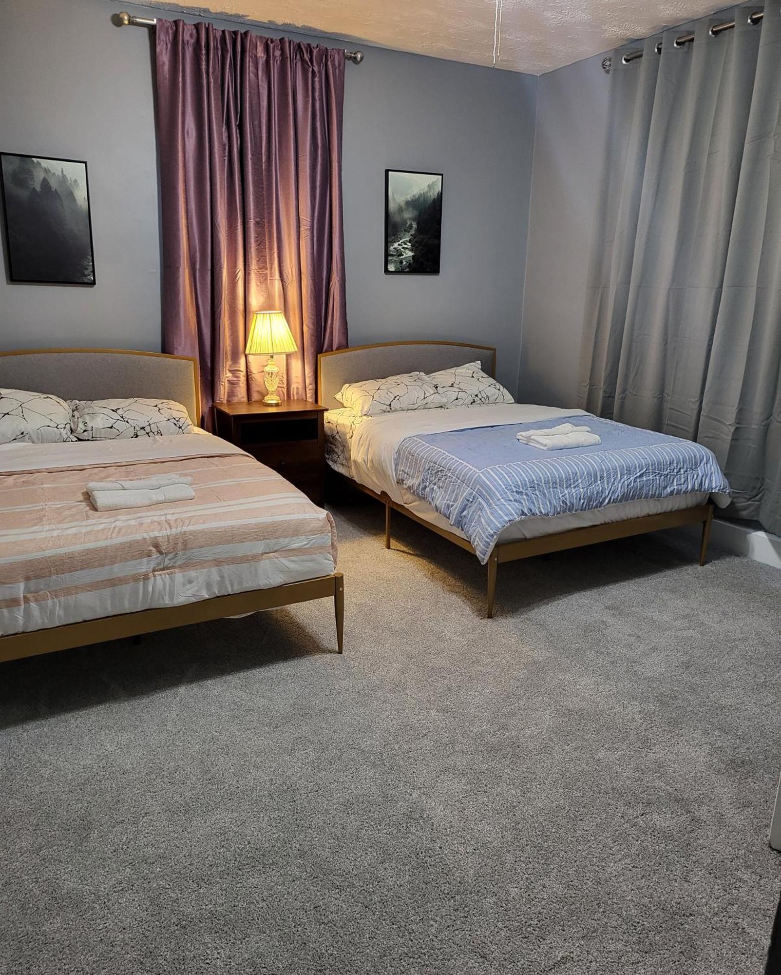 Guest Room With Two Double Beds In Columbus Oh, Airport Location Kültér fotó