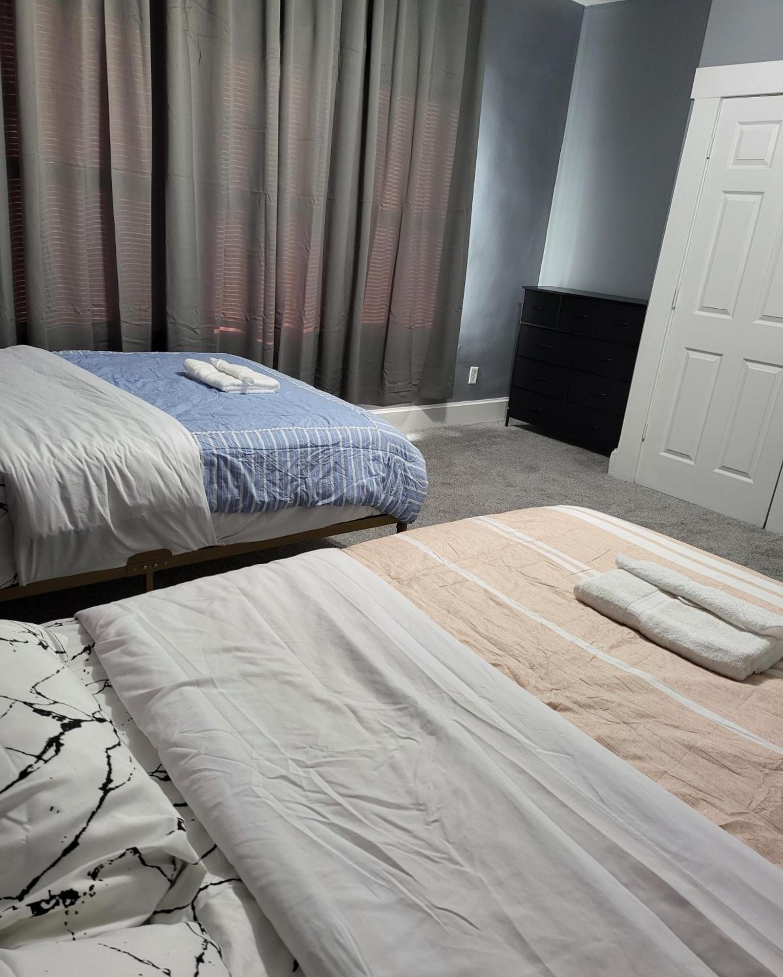 Guest Room With Two Double Beds In Columbus Oh, Airport Location Kültér fotó