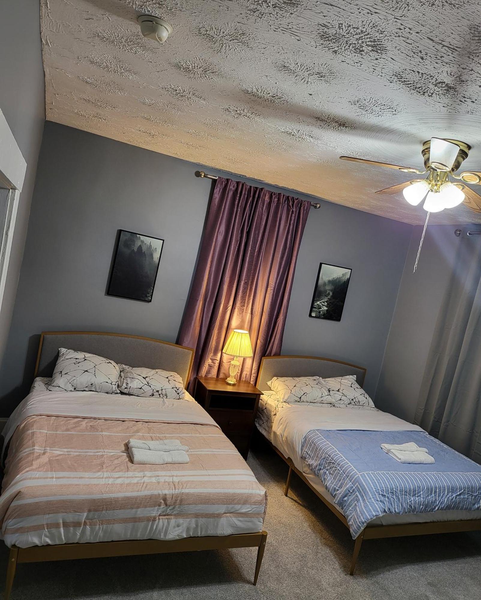 Guest Room With Two Double Beds In Columbus Oh, Airport Location Kültér fotó