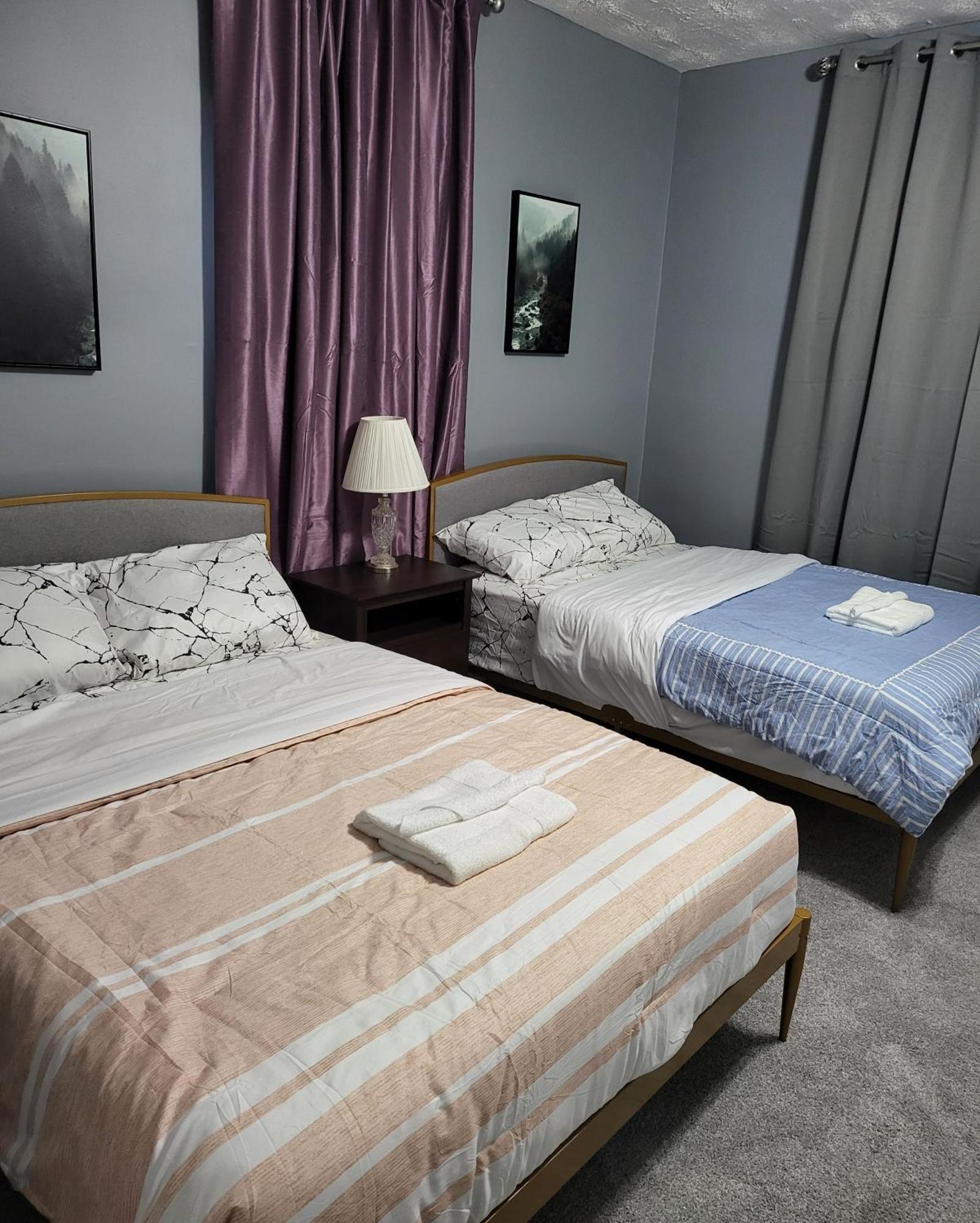 Guest Room With Two Double Beds In Columbus Oh, Airport Location Kültér fotó