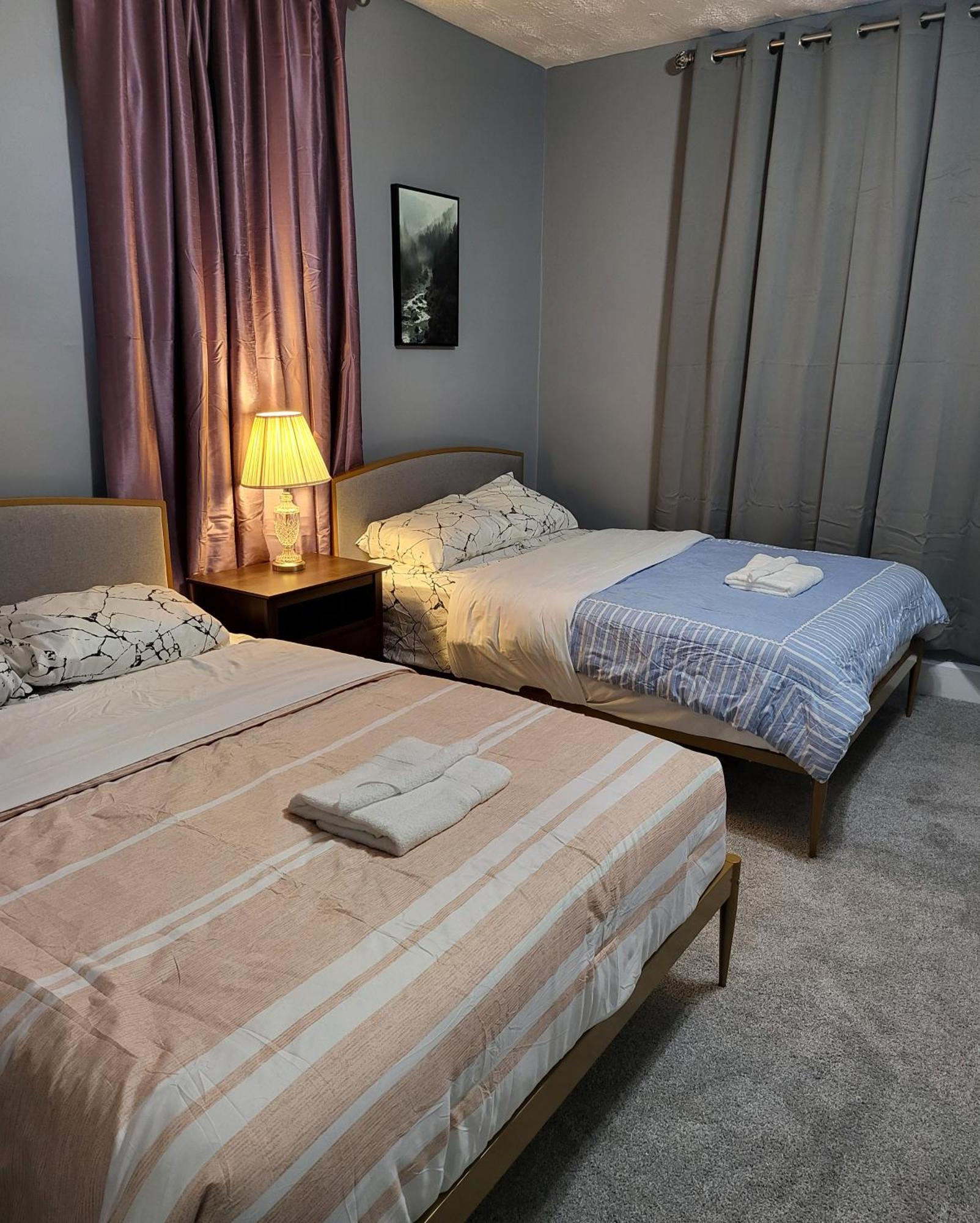 Guest Room With Two Double Beds In Columbus Oh, Airport Location Kültér fotó